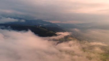 Şaşılacak gün doğumu ve bulutlar Cantabria 'daki Santander, İspanya etrafındaki dağlarda insansız hava aracıyla alındı.