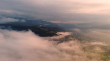 Şaşılacak gün doğumu ve bulutlar Cantabria 'daki Santander, İspanya etrafındaki dağlarda insansız hava aracıyla alındı.