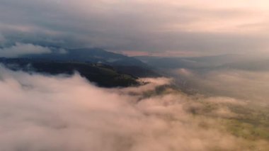 Şaşılacak gün doğumu ve bulutlar Cantabria 'daki Santander, İspanya etrafındaki dağlarda insansız hava aracıyla alındı.