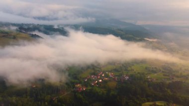 Şaşılacak gün doğumu ve bulutlar Cantabria 'daki Santander, İspanya etrafındaki dağlarda insansız hava aracıyla alındı.