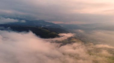 Şaşılacak gün doğumu ve bulutlar Cantabria 'daki Santander, İspanya etrafındaki dağlarda insansız hava aracıyla alındı.