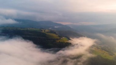 Şaşılacak gün doğumu ve bulutlar Cantabria 'daki Santander, İspanya etrafındaki dağlarda insansız hava aracıyla alındı.