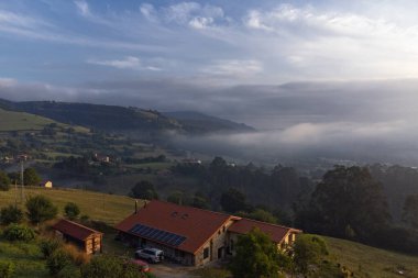 Şaşılacak gün doğumu ve bulutlar Cantabria 'daki Santander, İspanya etrafındaki dağlarda insansız hava aracıyla alındı.