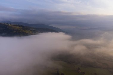 Şaşılacak gün doğumu ve bulutlar Cantabria 'daki Santander, İspanya etrafındaki dağlarda insansız hava aracıyla alındı.