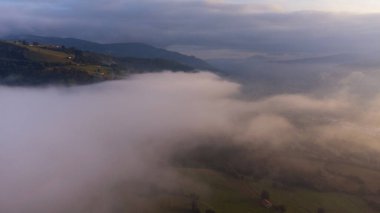 Şaşılacak gün doğumu ve bulutlar Cantabria 'daki Santander, İspanya etrafındaki dağlarda insansız hava aracıyla alındı.