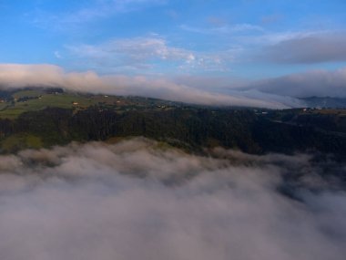 Şaşılacak gün doğumu ve bulutlar Cantabria 'daki Santander, İspanya etrafındaki dağlarda insansız hava aracıyla alındı.