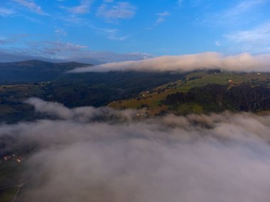 Şaşılacak gün doğumu ve bulutlar Cantabria 'daki Santander, İspanya etrafındaki dağlarda insansız hava aracıyla alındı.