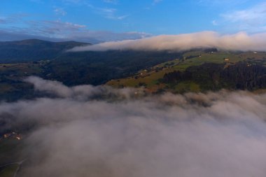 Şaşılacak gün doğumu ve bulutlar Cantabria 'daki Santander, İspanya etrafındaki dağlarda insansız hava aracıyla alındı.