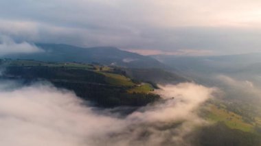 Şaşılacak gün doğumu ve bulutlar Cantabria 'daki Santander, İspanya etrafındaki dağlarda insansız hava aracıyla alındı.
