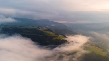 Şaşılacak gün doğumu ve bulutlar Cantabria 'daki Santander, İspanya etrafındaki dağlarda insansız hava aracıyla alındı.