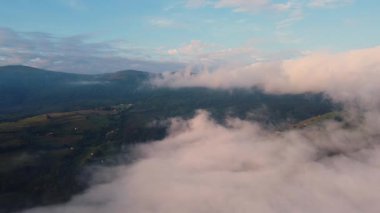 Şaşılacak gün doğumu ve bulutlar Cantabria 'daki Santander, İspanya etrafındaki dağlarda insansız hava aracıyla alındı.