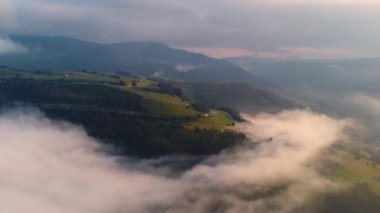 Şaşılacak gün doğumu ve bulutlar Cantabria 'daki Santander, İspanya etrafındaki dağlarda insansız hava aracıyla alındı.