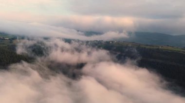 Şaşılacak gün doğumu ve bulutlar Cantabria 'daki Santander, İspanya etrafındaki dağlarda insansız hava aracıyla alındı.