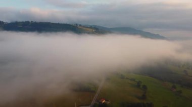 Şaşılacak gün doğumu ve bulutlar Cantabria 'daki Santander, İspanya etrafındaki dağlarda insansız hava aracıyla alındı.