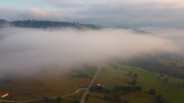 Şaşılacak gün doğumu ve bulutlar Cantabria 'daki Santander, İspanya etrafındaki dağlarda insansız hava aracıyla alındı.