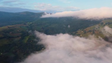 Şaşılacak gün doğumu ve bulutlar Cantabria 'daki Santander, İspanya etrafındaki dağlarda insansız hava aracıyla alındı.