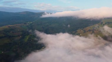 Şaşılacak gün doğumu ve bulutlar Cantabria 'daki Santander, İspanya etrafındaki dağlarda insansız hava aracıyla alındı.