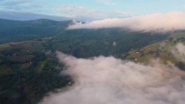 Şaşılacak gün doğumu ve bulutlar Cantabria 'daki Santander, İspanya etrafındaki dağlarda insansız hava aracıyla alındı.