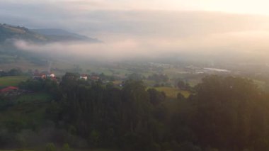 Şaşılacak gün doğumu ve bulutlar Cantabria 'daki Santander, İspanya etrafındaki dağlarda insansız hava aracıyla alındı.