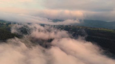 Şaşılacak gün doğumu ve bulutlar Cantabria 'daki Santander, İspanya etrafındaki dağlarda insansız hava aracıyla alındı.