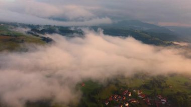 Şaşılacak gün doğumu ve bulutlar Cantabria 'daki Santander, İspanya etrafındaki dağlarda insansız hava aracıyla alındı.