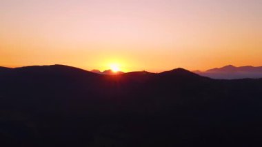 Şaşılacak gün doğumu ve bulutlar Cantabria 'daki Santander, İspanya etrafındaki dağlarda insansız hava aracıyla alındı.