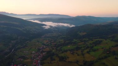 Şaşılacak gün doğumu ve bulutlar Cantabria 'daki Santander, İspanya etrafındaki dağlarda insansız hava aracıyla alındı.