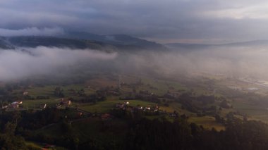 Şaşılacak gün doğumu ve bulutlar Cantabria 'daki Santander, İspanya etrafındaki dağlarda insansız hava aracıyla alındı.
