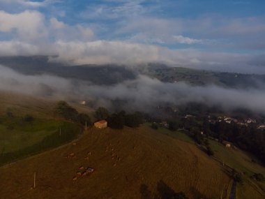 Şaşılacak gün doğumu ve bulutlar Cantabria 'daki Santander, İspanya etrafındaki dağlarda insansız hava aracıyla alındı.