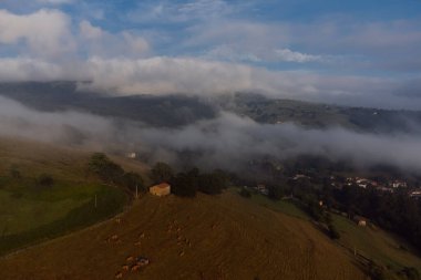Şaşılacak gün doğumu ve bulutlar Cantabria 'daki Santander, İspanya etrafındaki dağlarda insansız hava aracıyla alındı.