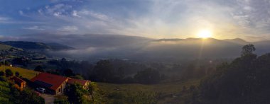 Şaşılacak gün doğumu ve bulutlar Cantabria 'daki Santander, İspanya etrafındaki dağlarda insansız hava aracıyla alındı.