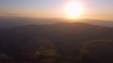 Şaşılacak gün doğumu ve bulutlar Cantabria 'daki Santander, İspanya etrafındaki dağlarda insansız hava aracıyla alındı.