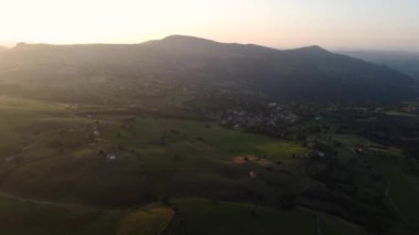 Şaşılacak gün doğumu ve bulutlar Cantabria 'daki Santander, İspanya etrafındaki dağlarda insansız hava aracıyla alındı.