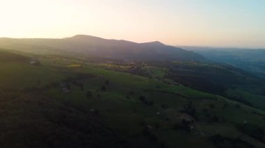 Şaşılacak gün doğumu ve bulutlar Cantabria 'daki Santander, İspanya etrafındaki dağlarda insansız hava aracıyla alındı.
