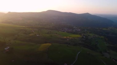 Şaşılacak gün doğumu ve bulutlar Cantabria 'daki Santander, İspanya etrafındaki dağlarda insansız hava aracıyla alındı.