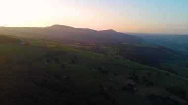 Şaşılacak gün doğumu ve bulutlar Cantabria 'daki Santander, İspanya etrafındaki dağlarda insansız hava aracıyla alındı.