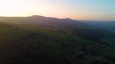 Şaşılacak gün doğumu ve bulutlar Cantabria 'daki Santander, İspanya etrafındaki dağlarda insansız hava aracıyla alındı.