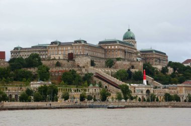 Güneşli bir günde merkezinde Budapeşte, Macaristan tarihi binalar