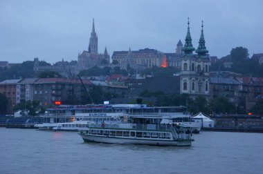 Güneşli bir günde merkezinde Budapeşte, Macaristan tarihi binalar