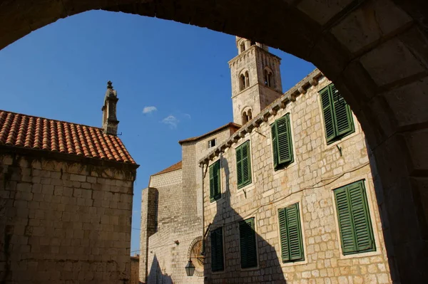 クロアチアのドブロブニクの壁内に古代の歴史的建造物 — ストック写真
