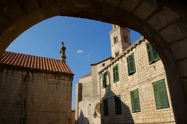 クロアチアのドブロブニクの壁内に古代の歴史的建造物 — ストック写真