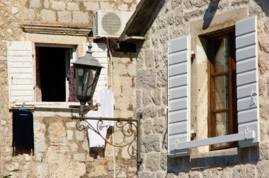 Eski binalar ve Adriyatik Denizi, Kotor içinde en büyük buz tarihi surlarının