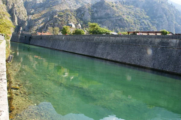 科托尔亚得里亚海最大峡湾的古建筑和历史城墙 — 图库照片