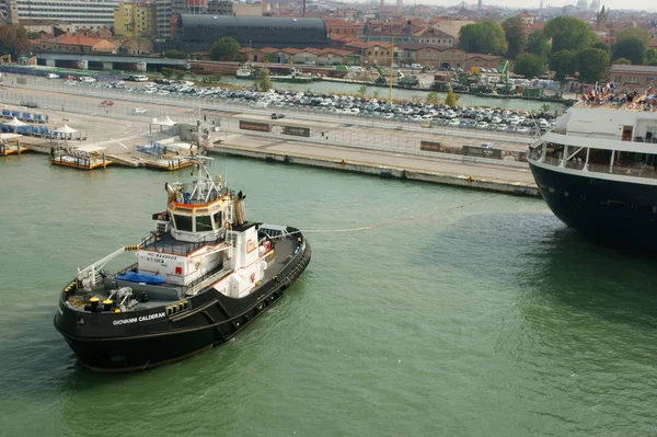 Pilot Tekne Warking Venedik Cruise Harbour Güneşli Yaz Gün — Stok fotoğraf