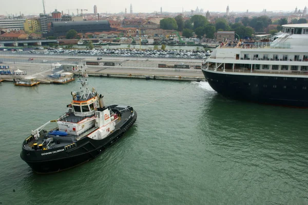 Lotsenboot Wartend Venezianischen Kreuzfahrthafen Einem Sonnigen Sommertag — Stockfoto