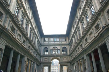 Ponte vecchio ve tarihi binaların Toskana, İtalya