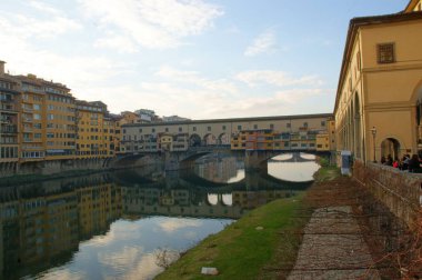 Ponte vecchio ve tarihi binaların Toskana, İtalya
