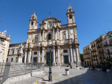 Palermo 'nun Sicilya' daki renklerine ve köşelerine bak