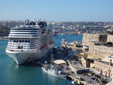 La Valletta 'nın Eski Limanı' ndaki Cruis Gemisi, Malta Adası.