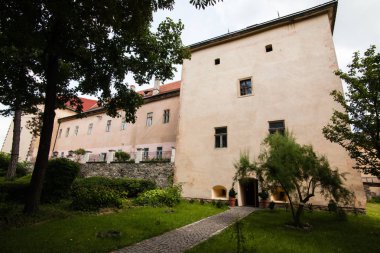 Uzhgorod, Ukrayna - 27 Temmuz 2009: Eski Uzhgorod kalede Ukrayna güneşli bir günde